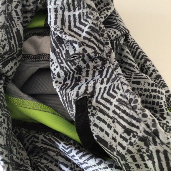 NIKE DRI FIT NEON YELLOW CAPRI LEGGINGS SMALL - Picture 7 of 14